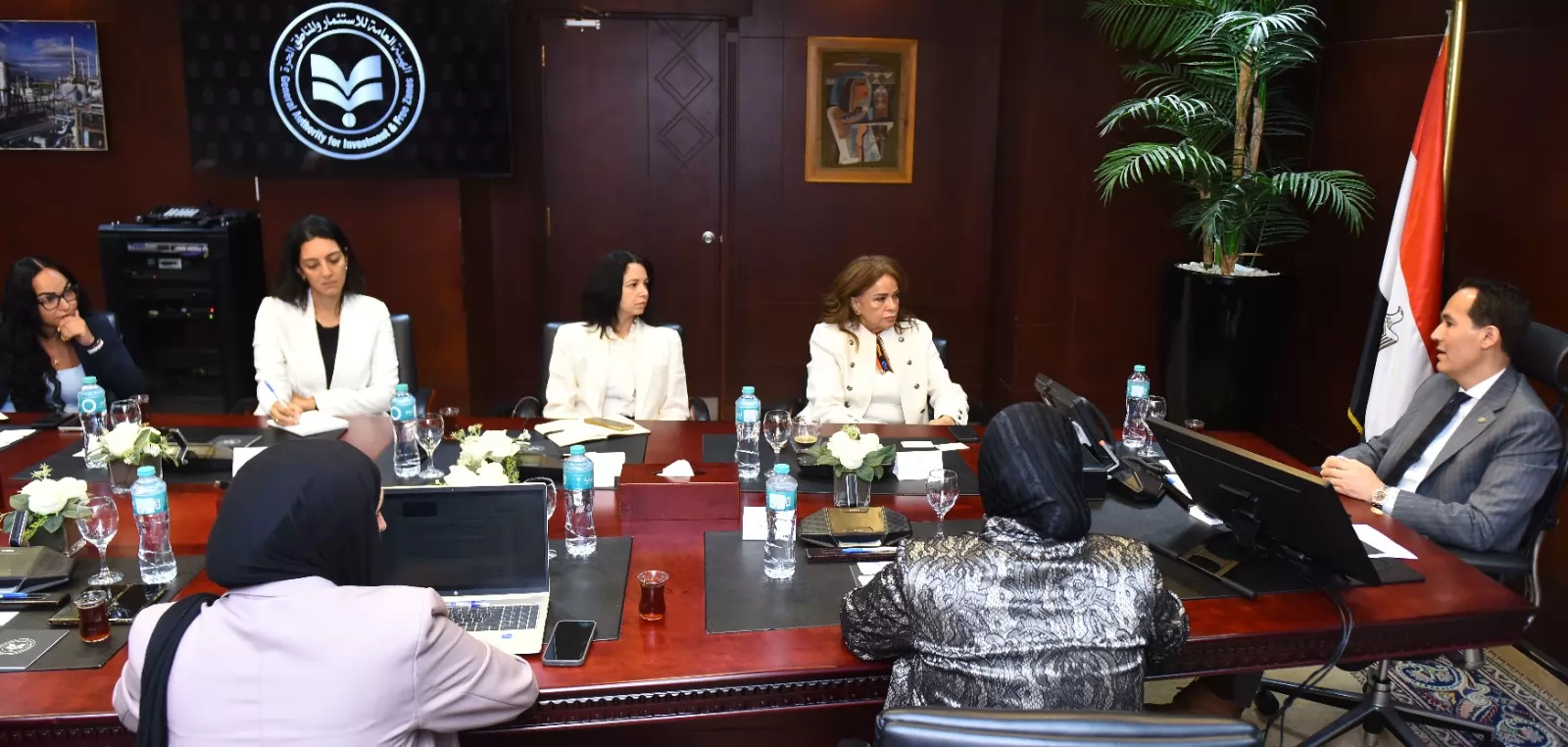 وزيرالاستثمار يبحث مع وفد البنك الأوروبي آليات تفعيل مذكرةالتفاهم